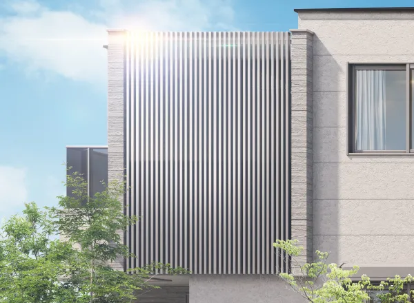 ミニマルな美しさを際立たせる縦格子に囲われたバルコニー