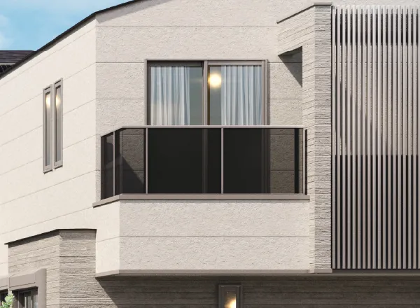 室内に採光と開放感を届けるガラス手摺りのバルコニー