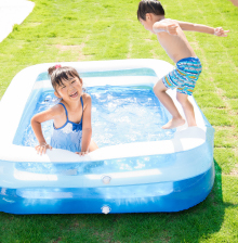 お子さまの水遊びなど、アウトドアの寛ぎを愉しめる広々とした芝貼りの庭。