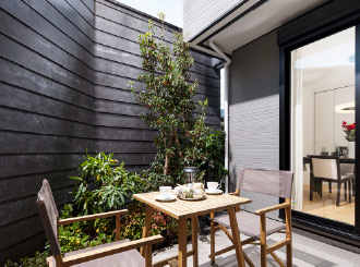 美しい植栽で外部の視線を遮ったプライベートテラス