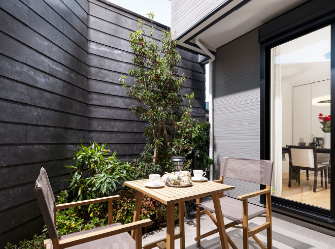 美しい植栽で外部の視線を遮ったプライベートテラス