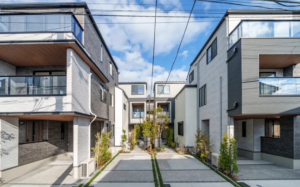 現地街並み（2025年12月撮影）