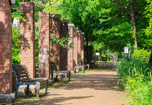 井草川遊歩道（徒歩14〜15分・約1,100m〜1,126m）